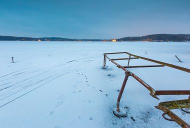 Eski yıkılan tekneler vinç ile göl donmuş