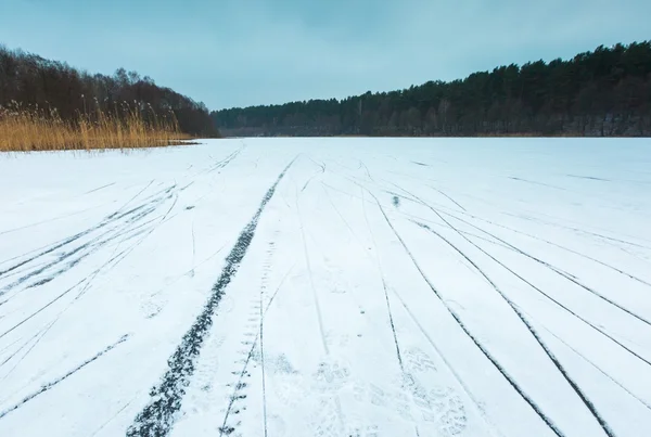 Lago congelado con rastros de patines — Foto de Stock