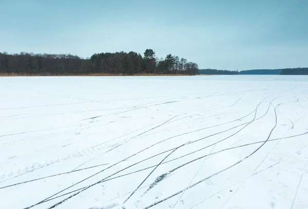 Paten izleri olan donmuş göl — Stok fotoğraf