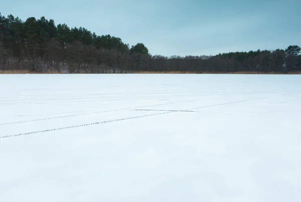 Bevroren meer met schaatsen sporen — Stockfoto