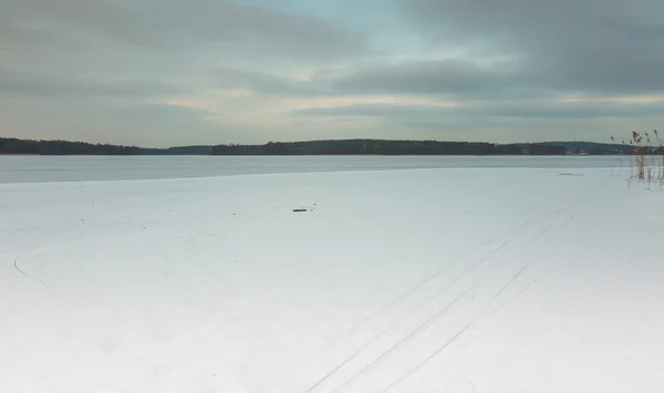 Invierno lago congelado paisaje . — Foto de Stock