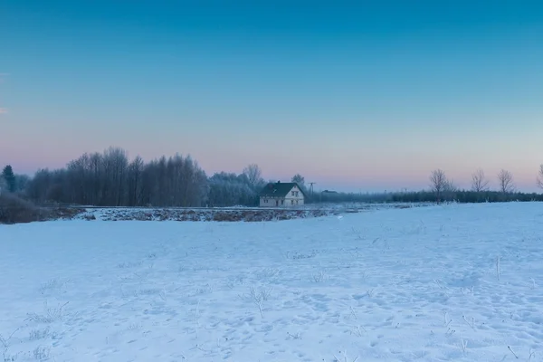 Casa cerca de campos de invierno —  Fotos de Stock