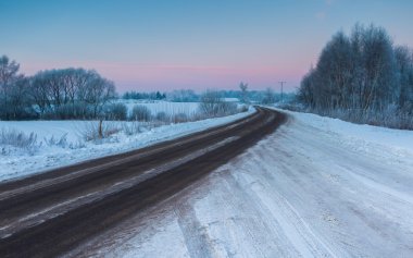 Karlı kış kırsal güzel soğuk sabahı.  
