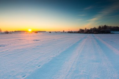 Karlı kış kırsal güzel soğuk sabahı.  