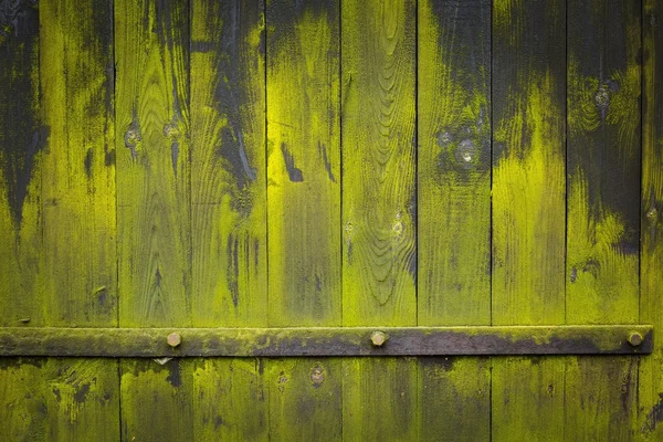 黑暗的木墙背景与绿色地衣和铁元素 — 图库照片
