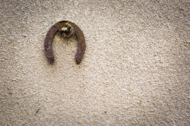 Horshoe arka plan asılı ile eski yıkılan beton duvar