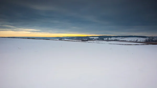 Campo de invierno paisaje bajo cielo nublado . —  Fotos de Stock