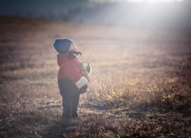 Açık oynayan genç mutlu çocuk
