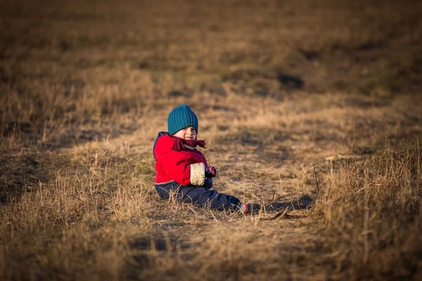 Joven niño feliz jugando al aire libre en primavera — Foto de Stock