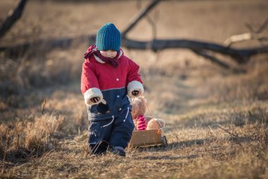 Onun oyuncak ayı ve tramvay ile açık oynayan genç mutlu çocuk