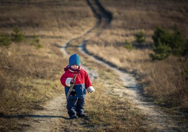 Açık oynayan genç mutlu çocuk