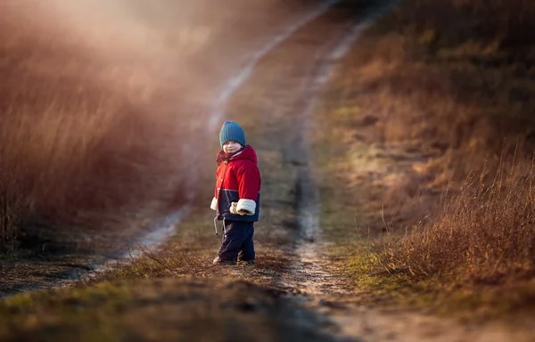 Gelukkige jongen speelt buiten — Stockfoto