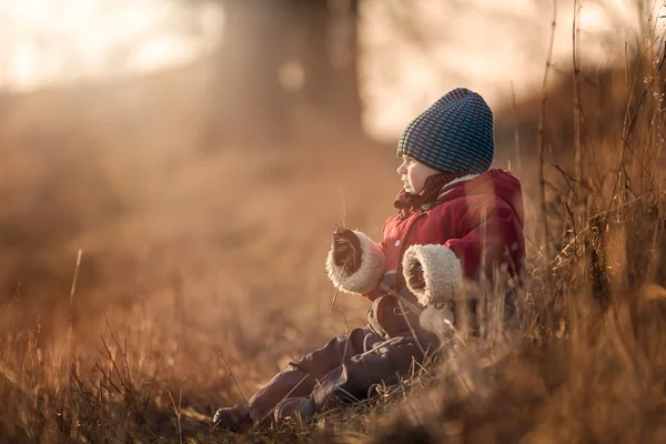 Jeune garçon heureux jouant en plein air — Photo