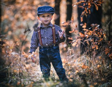 Sonbahar ya da İlkbahar sahne açık oynayan erkek bebek.