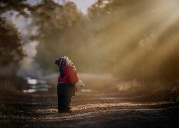 Bébé garçon jouant en plein air en automne ou au printemps paysages . — Photo