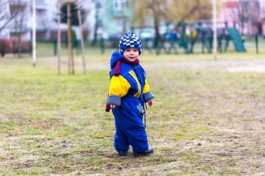 Küçük çocuk Şehir Parkı üzerinde açık yürüyüş
