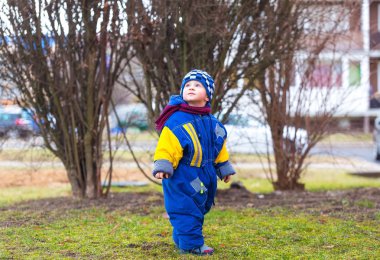 Küçük çocuk Şehir Parkı üzerinde açık yürüyüş