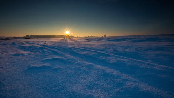 Inverno paisagem campo nevado — Fotografia de Stock