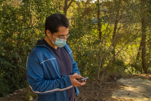 Hombre Con Gafas Máscara Quirúrgica Protectora Aire Libre Con Árboles — Foto de Stock