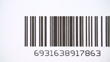 Barkod tarayıcı - Hareket animasyonunu durdur. Durdurulmuş hareket dizisindeki birçok barkodun makro görüntüleri. Perakende animasyon döngüsü olarak hızlı etiket numaralarının dizisi