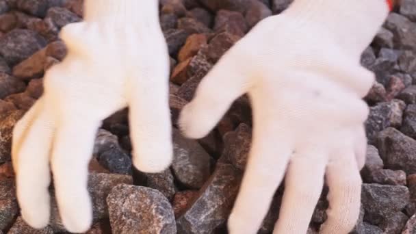Θρυμματισμένη Πέτρα Στα Χέρια Ενός Εργάτη — Αρχείο Βίντεο
