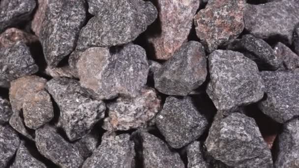 Primer Plano Piedra Triturada Grava Granito Escombros Movimiento — Vídeos de Stock