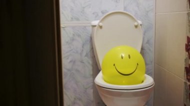 Balon, klozette duran ifade. Şişkinlik, ishal, kabızlık, sindirim sorunları. 