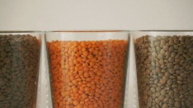 Sağlıklı yiyecekler için doğal organik mercimek. Kırmızı ve yeşil mercimek