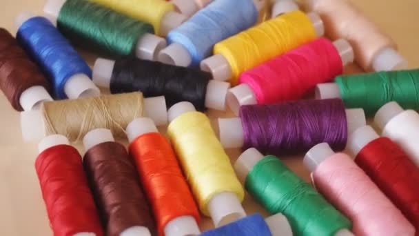 Nici Szycia Kolorowe Szpule Nici Stosowane Przemyśle Tekstylnym Tekstylnym Obrót — Wideo stockowe