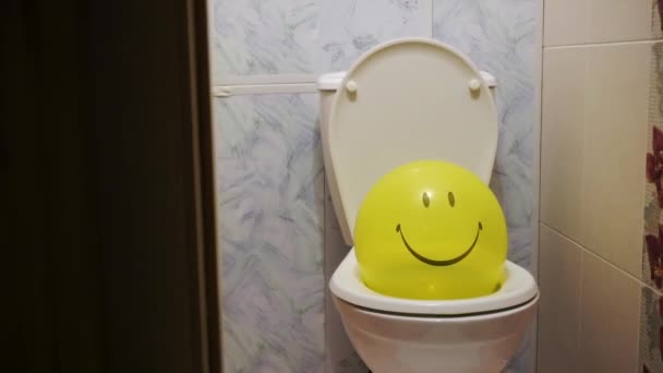 Luftballon Emoticon Sitzt Auf Der Toilette Das Konzept Von Blähungen — Stockvideo