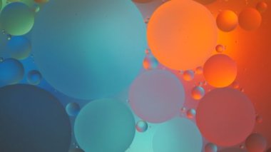 Sıvı içinde soyut kabarcıklar ve parlak renkler. Renkli akışkan soyutlama akışı