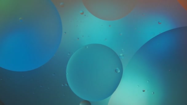 抽象的な青の背景 青い円と楕円形に基づく水と油 美しい青の抽象的背景 マクロな抽象化 — ストック動画