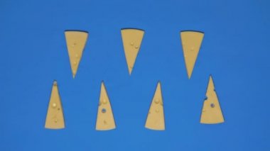 Peynir dilimleri dans ediyor. Peynir dilimleri ile hareket animasyonunu durdurun. Üst görünüm