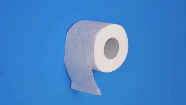Рулон Туалетной Бумаги Синем Фоне Остановить Анимацию — стоковое видео