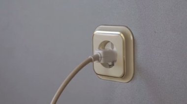 Elektrik tüketimi - elektrik prizlerini duvar prizine takmak. Zaman aşımı. Enerji tasarrufu kavramı