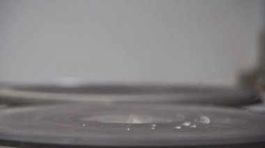 Sıcak bir sobaya su damlıyor. Su, sıcak bir elektrikli ocağa geçtiğinde kaynar ve buharlaşır. Yakın plan.