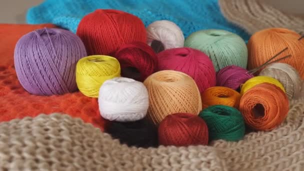 색깔의 뜨개질 바늘을 사용하여 뜨개질 것들의 배경에 놓는다 — 비디오