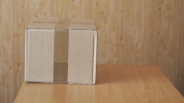 Paket servisi. Posta paketlerinin evdeki müşterilere teslimatı için hazırlanması. Çevrimiçi satış için karton paket kutusu