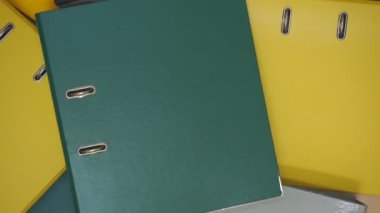 Çok renkli kırtasiye klasörleri. İçinde belgeler olan plastik klasörler. Üst görünüm 