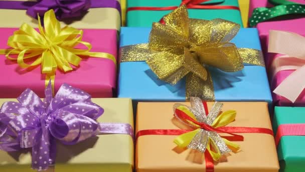 Багато Святкових Подарунків Красивій Упаковці Стрічковими Бантами — стокове відео