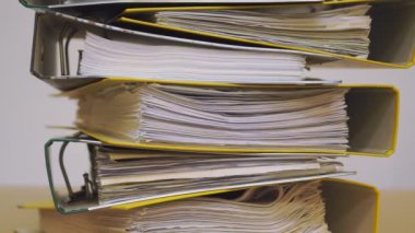 Mali belgeler klasörlerde. Ofiste dosya ve evrak yığınları: arşiv, iş yoğunluğu ve yönetim kavramı