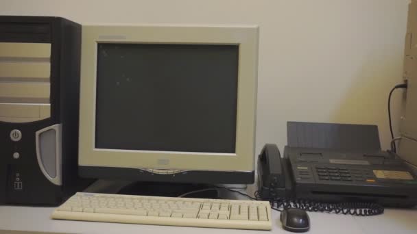 Παλιός Εξοπλισμός Γραφείου Και Γραφείου Παλιός Επιτραπέζιος Υπολογιστής Παλιό Τηλέφωνο — Αρχείο Βίντεο