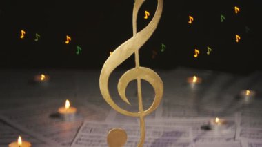 Masada müzik notaları ve üç tuşlu anahtar. Bulanık soyut notalar, müzikal arka plan