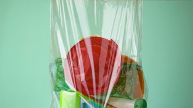 Plastik çöp. Plastik geri dönüşümü. Çöp torbasının zaman aşımı dolduruluyor