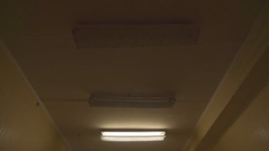Tavan floresan lambaları. Ofiste floresan ışıkları açılıp kapanıyor.
