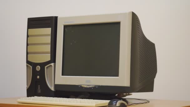 Oude Desktop Computer Retro Vintage Met Toetsenbord Monitor Rotatie — Stockvideo