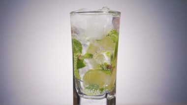 Limonlu mojito kokteyli, naneli ve buzlu viski bardağı. Limon naneli, mineral köpüklü alkol canlandırıcı bir içecek.