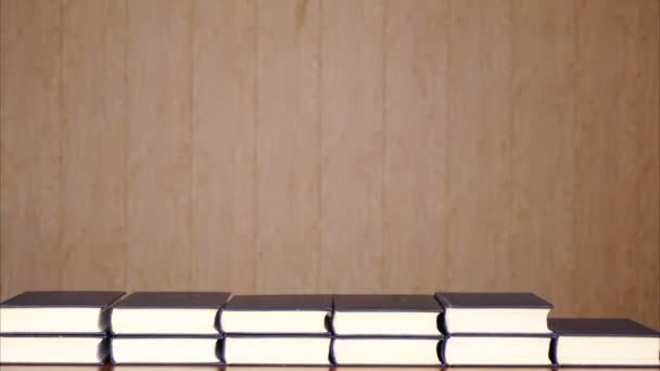 Bücher Zeitraffer Stapelbare Bücher Auf Holzgrund Zeitraffer Eines Wachsenden Stapels — Stockvideo
