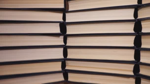 Livros Empilhados Muitas Pilhas Livros Tiro Dolly Livros Uma Prateleira — Vídeo de Stock
