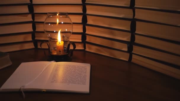 Livro Aberto Uma Vela Acesa Lendo Livro Luz Velas — Vídeo de Stock